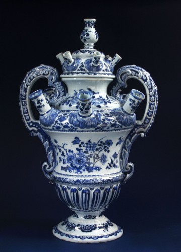 Bloemhouder met blauwwit decor van Chinese motieven